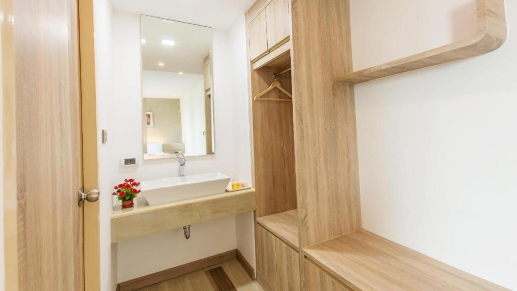B2 Ubon Premier Hotel Ubonratcsathani Kültér fotó